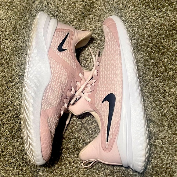 Women’s Nike shoes - Picture 1 of 2
